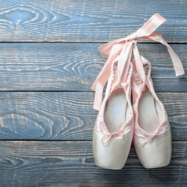 Sepatu balerina dengan pita gantung di belakang